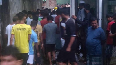ঘটনাস্থলে মানুষের ভিড়