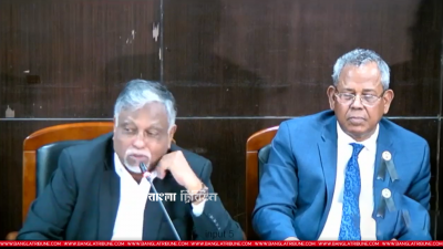 সেমিনারে বক্তব্য রাখছেন  নর্থ সাউথ বিশ্ববিদ্যালয়ের উপাচার্য মোহাম্মদ আতিকুল ইসলাম, তার ডান পাশে পররাষ্ট্র মন্ত্রণালয়ের মেরিটাইম অ্যাফেয়ার্স ইউনিটের সচিব মো. খোরশেদ আলম