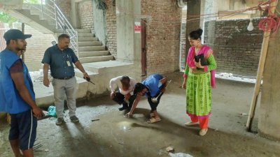 একটি ভবনে এডিস মশার লার্ভা পাওয়ায় ভবনের মালিককে এক লাখ টাকা জরিমানা করা হয়
