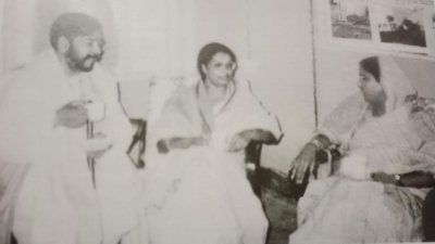 ১৯৯৪ সালে বর্তমান প্রধানমন্ত্রী শেখ হাসিনার সঙ্গে কাজী শাহেদ আহমেদ ও তার স্ত্রী আমিনা আহমেদ
