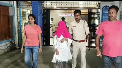 উদ্ধার হওয়া কিশোরীকে নিয়ে যাচ্ছে পুলিশ