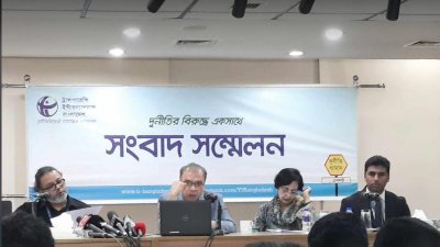 সংবাদ সম্মেলনে টিআইবির নির্বাহী পরিচালক ইফতেখারুজ্জামানসহ অন্যরা