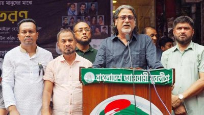বক্তব্য দিচ্ছেন শেখ ফজলে শামস্ পরশ