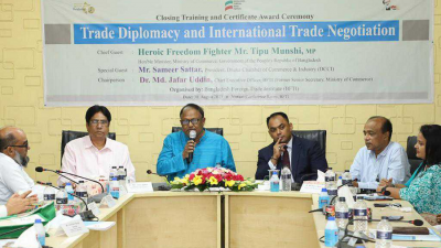 অনুষ্ঠানে কথা বলছেন বাণিজ্যমন্ত্রী টিপু মুনশি