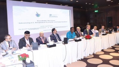 গোলটেবিল বৈঠকে বক্তব্য রাখছেন বাণিজ্যমন্ত্রী টিপু মুনশি