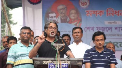 বক্তব্য দিচ্ছেন শেখ ফজলে শামস্ পরশ
