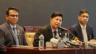 সংবাদ সম্মেলনে বক্তব্য রাখছেন পররাষ্ট্রমন্ত্রী এ কে আব্দুল মোমেন