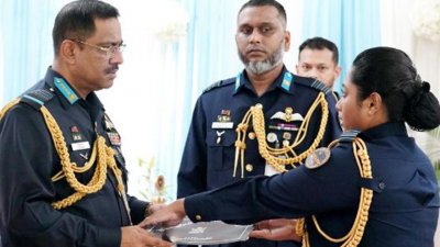বিমান বাহিনীর জুনিয়র কমান্ড ও স্টাফ কোর্সের সনদপত্র বিতরণ