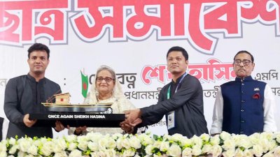 শেখ হাসিনাকে স্মারক উপহার দিচ্ছে ছাত্রলীগ
