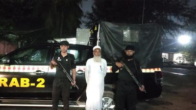 র‌্যাবের হেফাজতে গ্রেফতার আওয়াল হোসেন