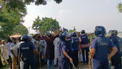 বিএনপির সঙ্গে আওয়ামী লীগের নেতাকর্মীদের ধাওয়া-পাল্টা ধাওয়া ও সংঘর্ষ