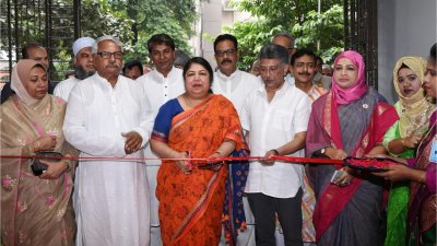 ফ্ল্যাট নির্মাণ প্রকল্পের ভিত্তি প্রস্তর মোড়ক উন্মোচন করছেন স্পিকার