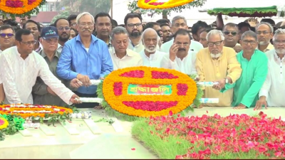 জিয়াউর রহমানের কবরে শ্রদ্ধা নিবেদন করছেন বিএনপির সিনিয়র নেতারা