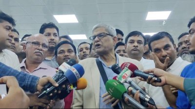 সাংবাদিকদের সঙ্গে কথা বলছেন মির্জা ফখরুল ইসলাম আলমগীর