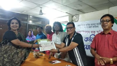 প্রতিযোগিতায় শ্রেষ্ঠ কবিদের হাতে পুরস্কার তুলে দেওয়া হয়