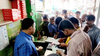 ফ্রিজে খাবারের সঙ্গে ইঁদুর পাওয়ায় এবং রান্না করা পচা মাংস বিক্রি করায় হোটেল মালিককে ৫০ হাজার টাকা জরিমানা