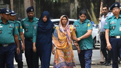 পুলিশের হেফাজতে গ্রেফতার  সাথী পারভীন ডলি