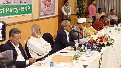 রোহিঙ্গা ইস্যুতে  এক সেমিনারে বক্তব্য রাখছেন বিএনপির মহাসচিব মির্জা ফখরুল ইসলাম আলমগীর