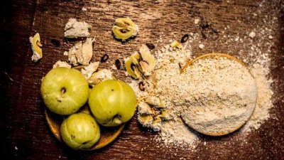 চুলের যত্নে অনন্য রিঠা ও আমলকী। ছবি- সংগৃহীত