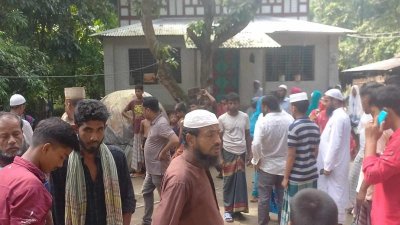 বাড়িতে মানুষের ভিড়