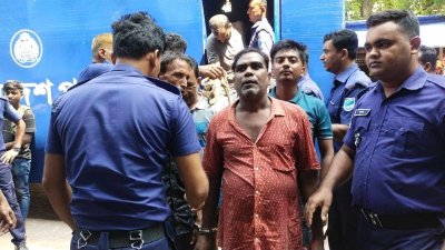 আদালতে তোলা হয়েছে আসামিদের