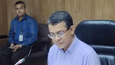 সচিবালয়ে সাংবাদিকদের ব্রিফ করছেন মন্ত্রিপরিষদ সচিব মো. মাহবুব হোসেন
