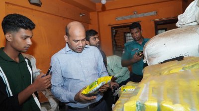 বহদ্দারহাট এলাকায় চায়ের প্যাকেজিং কারখানায় অভিযান চালিয়ে ২১ বস্তা চা পাতা জব্দ