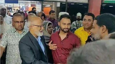 শাহজালাল বিমানবন্দরে বিএনপির স্থায়ী কমিটির সদস্য ড. খন্দকার মোশাররফ হোসেন