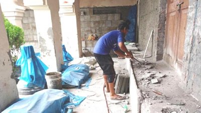 সংস্কারকাজ করার জন্য প্রত্ননিদর্শনগুলো বারান্দার গ্যালারি থেকে নামিয়ে নিচে রাখা হয়েছে