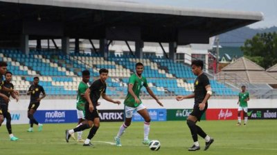 শেষ দিকে খেই হারিয়েছে বাংলাদেশ।