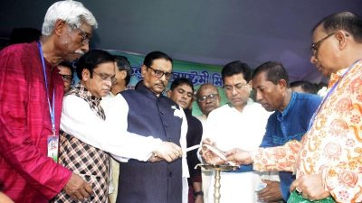 আওয়ামী লীগের সাধারণ সম্পাদক ওবায়দুল কাদেরের উপস্থিতিতে মোম জ্বালিয়ে জন্মাষ্টমীর র‌্যালির উদ্বোধন করেন মেয়র তাপস