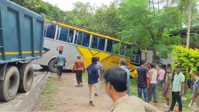 অটোরিকশাকে চাপা দেওয়া রাব্বি পরিবহনের বাস