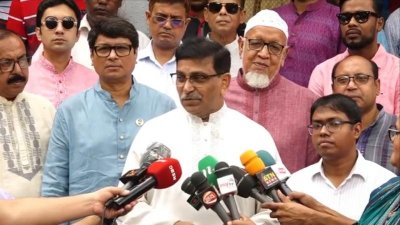 সাংবাদিকদের সঙ্গে কথা বলেন মাহবুবউল আলম হানিফ