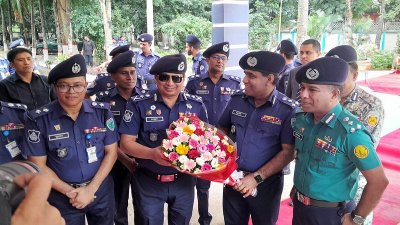আইজিপিকে ফুল দিয়ে বরণ