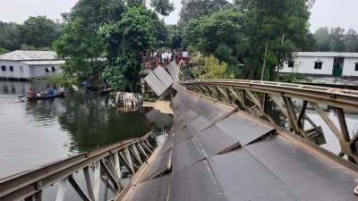 ট্রাকের ভারে ভেঙে যায় ব্রিজটি