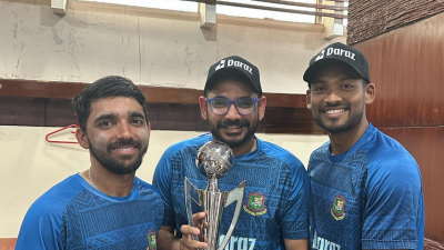 মুমিনুল ও শান্তর সঙ্গে বাংলাদেশ দলের কম্পিউটার বিশ্লেষক শ্রীনিবাস চন্দ্রশেখর।