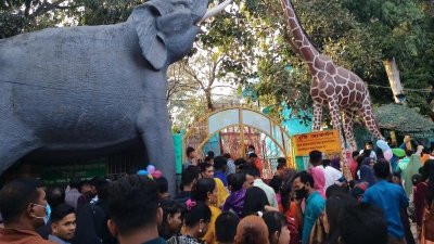 চট্টগ্রাম চিড়িয়াখানায় দর্শনার্থীরা