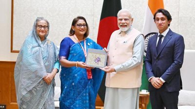 নরেন্দ্র মোদিকে স্যুভেনির উপহার দিচ্ছেন সায়মা ওয়াজেদ