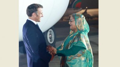 ফ্রান্সের প্রেসিডেন্ট ইমানুয়েল ম্যাক্রোঁকে বিমানবন্দরে স্বাগত জানান প্রধানমন্ত্রী শেখ হাসিনা (ছবি: ফোকাস বাংলা)