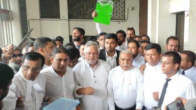 আদালত চত্বরে আমানউল্লাহ আমান