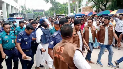 আদালত প্রাঙ্গণে মামুনুল হক (বাঁ থেকে তৃতীয়)