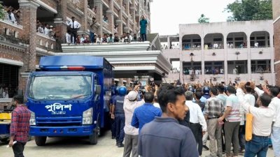 আদালত প্রাঙ্গণে বিএনপির শত শত নেতাকর্মী উপস্থিত ছিলেন