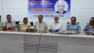 পাবনা প্রেস ক্লাবে মতবিনিময় সভায় বক্তব্য দিচ্ছেন প্রেস কাউন্সিলের চেয়ারম্যান