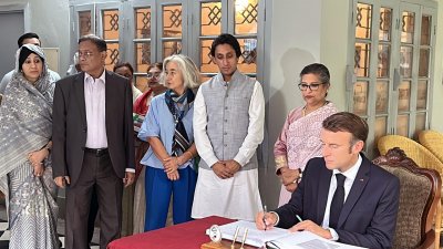 বঙ্গবন্ধু জাদুঘরের পরিদর্শন বইতে নিজের অনুভূতি লেখার পর স্বাক্ষর করেন ফ্রান্সের প্রেসিডেন্ট ইমানুয়েল ম্যাক্রোঁ (ছবি: ফোকাস বাংলা)