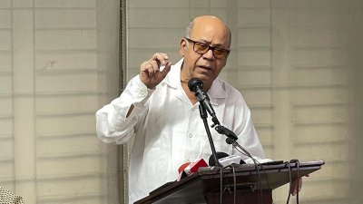 বক্তব্য দিচ্ছেন অ্যাডভোকেট কামরুল ইসলাম