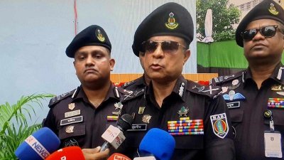 র‍্যাব-৯ এর অধীনে ক্রাইম প্রিভেনশন কোম্পানি-১ এর উদ্বোধন শেষে সাংবাদিকদের সঙ্গে কথা বলেন র‍্যাব মহাপরিচালক