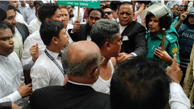 সিএমএম আদালতের সামনে আইনজীবী-পুলিশ সংঘর্ষ