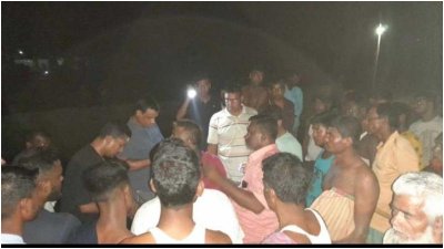 রাজবাড়ীতে বালু ট্রাকে তোলার সময় স্তূপ ধসে নিচে চাপা পড়ে তিন জনের মৃত্যু হয়