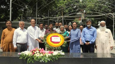 ইউজিসির বিভাগীয় প্রধানদের নিয়ে জাতির পিতার প্রতিকৃতিতে পুষ্পস্তবক অর্পণ করেন অধ্যাপক ড. হাসিনা খান