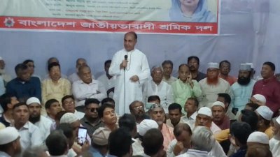 খালেদা জিয়ার রোগ মুক্তি কামনায় আয়োজিত মিলাদ মাহফিলে বক্তব্য রাখছেন মির্জা আব্বাস।